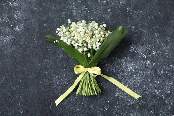 Siyah desenli arka planda, vadideki güzel zambak demeti.