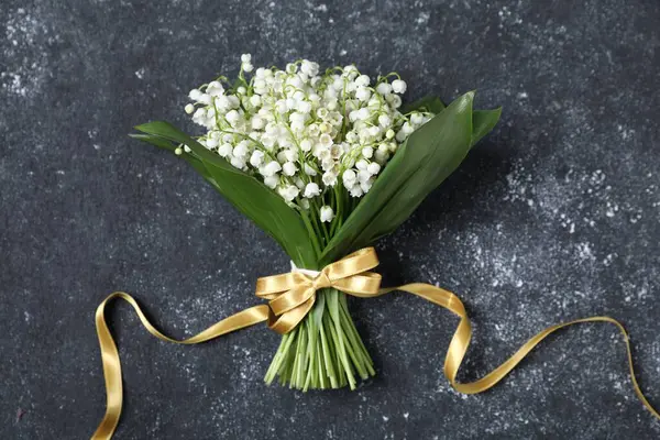 Siyah desenli arka planda, vadideki güzel zambak demeti.