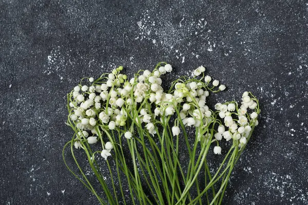 Vadideki güzel zambak çiçekleri siyah desenli arka planda, düz uzanmış