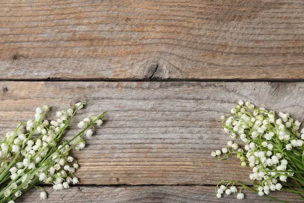 Ahşap arka planda, vadideki güzel zambak çiçekleri, düzlük. Metin için boşluk