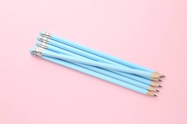 Pembe zemin üzerinde birçok grafit kalem, düz yatıyordu