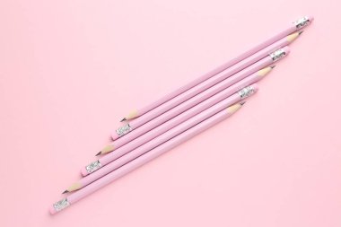 Pembe zemin üzerinde birçok grafit kalem, düz yatıyordu