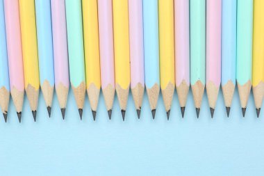 Açık mavi zemin üzerinde birçok grafit kalem, düz yatıyordu
