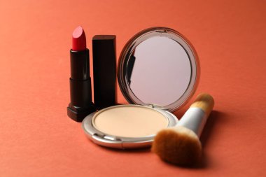 Aynalı yüz pudrası, ruj ve mercan zemin fırçası, yakın plan