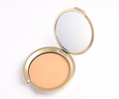 Beyaz arkaplanda ayna ile yüz pudrasını aç, üst görünümde