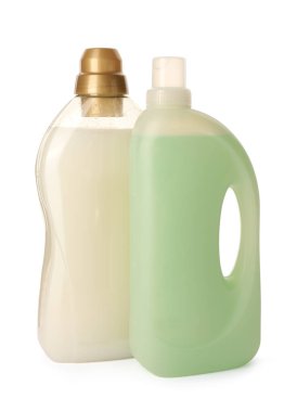 Beyaz üzerine izole edilmiş yumuşatıcı şişeler.