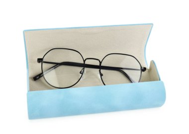 Beyaz gözlüklü, şık bir çanta.