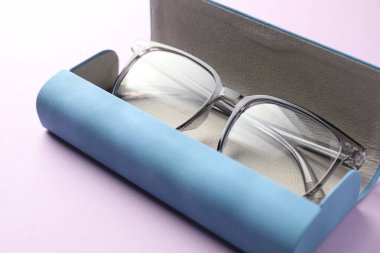 Mor arka planda şık gözlüklü çanta, yakın plan