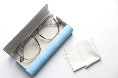 Şık gözlüklü çanta ve arka planda temiz bez, düz yatıyordu.