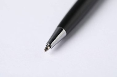 Hafif arkaplanda şık bir kalem, makro görünüm