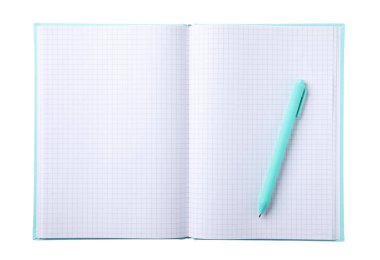 Kalem ve açık defter beyaz, üst görünümde izole