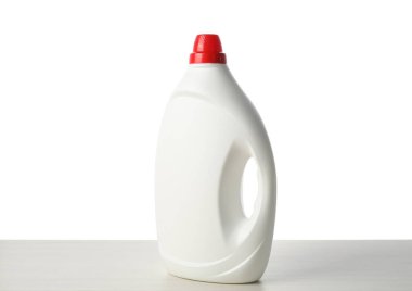 Beyaz üzerine izole edilmiş bir şişe yumuşatıcı.