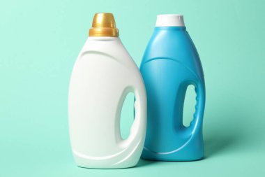 Turkuaz arka planda yumuşatıcı şişeler