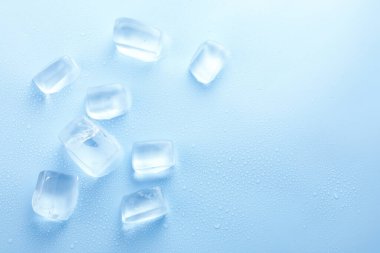 Açık mavi zemin üzerinde açık buz küpleri düz yatıyordu. Metin için boşluk