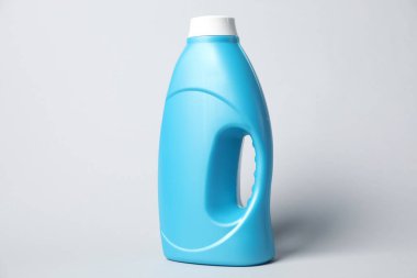 Açık gri arkaplanda bir şişe yumuşatıcı