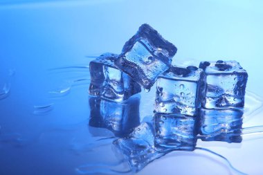 Açık mavi arkaplanda açık buz küpleri, metin için boşluk