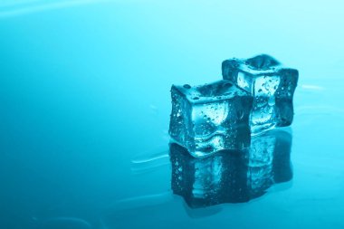 Açık mavi arkaplanda açık buz küpleri, metin için boşluk