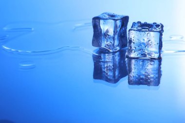 Açık mavi arkaplanda açık buz küpleri, metin için boşluk