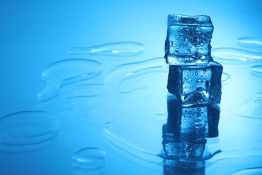 Açık mavi arkaplanda açık buz küpleri, metin için boşluk