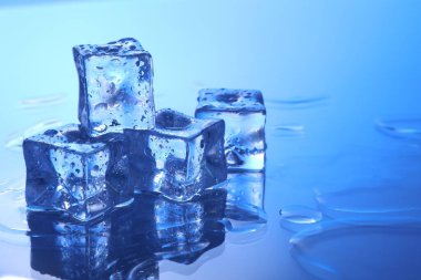 Açık mavi arkaplanda açık buz küpleri, metin için boşluk