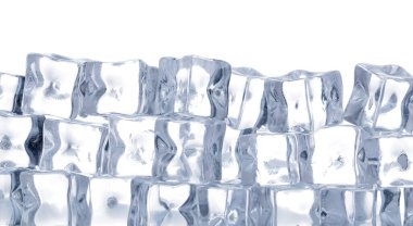 Beyaz arkaplanda berrak buz küpleri