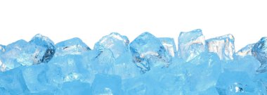 Beyaz arkaplanda berrak buz küpleri