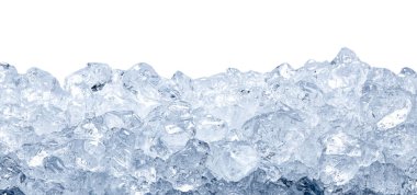 Beyaz arkaplanda berrak buz küpleri