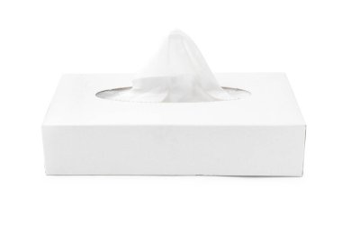 Beyaz mendillerle izole edilmiş kağıt mendillerle dolu kutu.