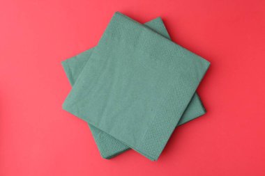 Kırmızı arkaplanda yeşil mendil yığını, üst görünüm