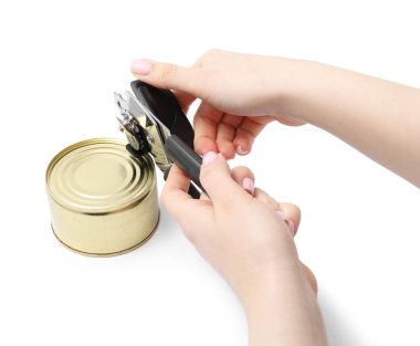 Beyaz arkaplanda konserve açacağı olan kadın, kapat