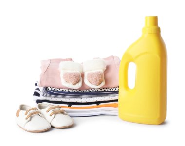 Beyaz üzerine izole edilmiş kumaş yumuşatıcı, ayakkabı ve bebek giysisi şişesi.