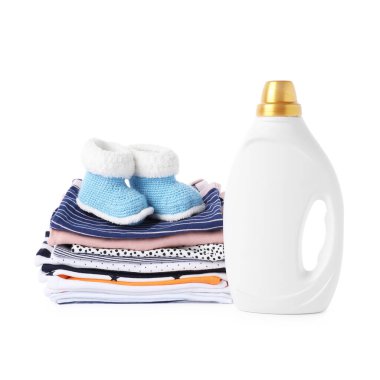 Beyaz üzerine izole edilmiş kumaş yumuşatıcı, ayakkabı ve bebek giysisi şişesi.