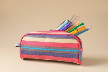 Bej arka planda kalem kutusunda farklı bir kırtasiye