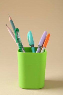 Bej arkaplanda bulunan kalemler ve kalemler