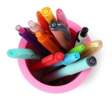 Beyaz, üst görünümde izole edilmiş kalem tutacağındaki farklı kırtasiye