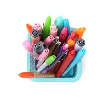 Beyaz, üst görünümde izole edilmiş kalem tutacağındaki farklı kırtasiye