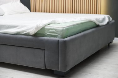 Rahat yatak, yeni yumuşak yatak, yakın çekim.