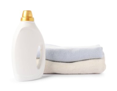 Bir şişe yumuşatıcı ve beyaz üzerine izole edilmiş giysiler.