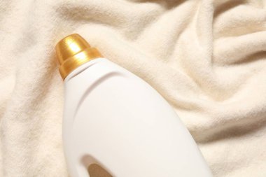 Yumuşak kumaş üzerine yumuşatıcı şişesi, üst görünüm.