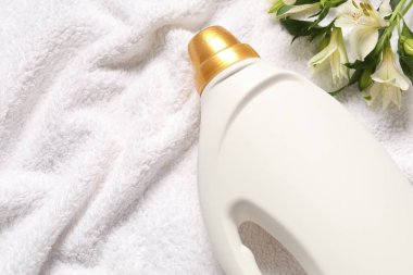 Bir şişe yumuşatıcı ve Terry Havlu 'nda çiçekler, düz yatak. Metin için boşluk