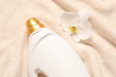 Yumuşak kumaş üzerinde yumuşatıcı ve orkide çiçeği, düz yatıyordu.