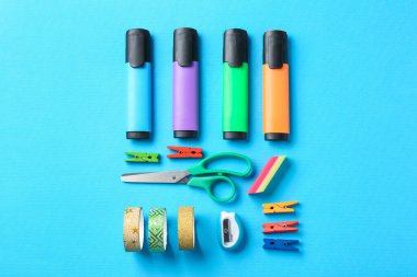 Açık mavi arkaplan üzerinde farklı kırtasiye, düz uzanma