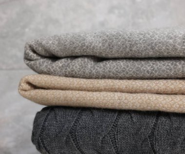 Gri arka planda katlanmış yün ekoseler, yakın plan