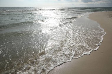 Deniz dalgaları kumlu tropikal plajlarda akıyor.