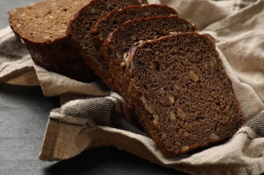 Siyah masanın üzerinde taze ekmek parçaları, yakın plan.