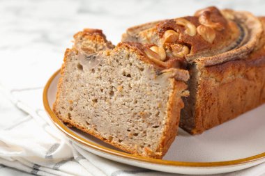 Masada fındıklı muz ekmeği kes, yakın plan.