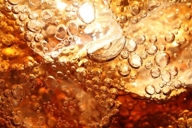 Arkaplan olarak buz ile kola tazeleniyor, makro görünüm