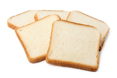Taze ekmek parçaları beyaza izole edilmiş.