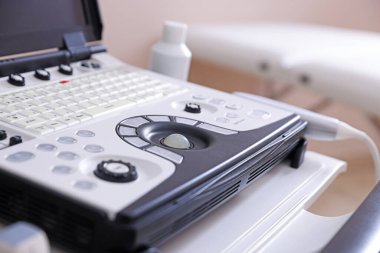 Klinikte modern ultrason makinesi, yakın plan. Tıbbi ekipman