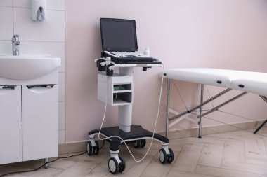 Modern ultrason makinesi, klinikte lavabo ve muayene yatağı